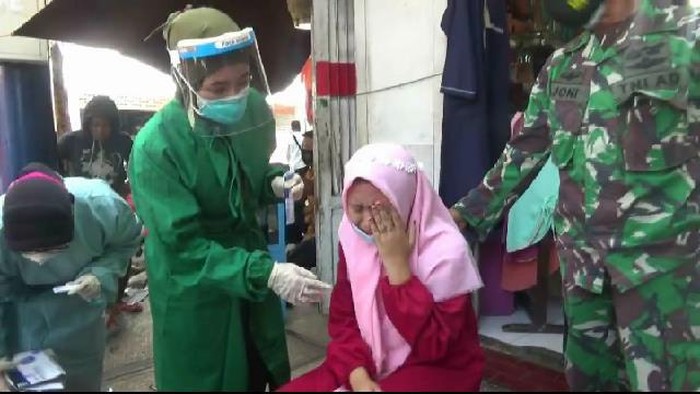 Adu mulut terjadi saat petugas gabungan dari Pemkot Probolinggo, TNI-Polri merazia protokol kesehatan kerumunan warga di salah satu mall di jalan Dokter Soetomo, Kota Probolinggo