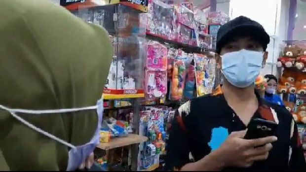 Adu mulut terjadi saat petugas gabungan dari Pemkot Probolinggo, TNI-Polri merazia protokol kesehatan kerumunan warga di salah satu mall di jalan Dokter Soetomo, Kota Probolinggo