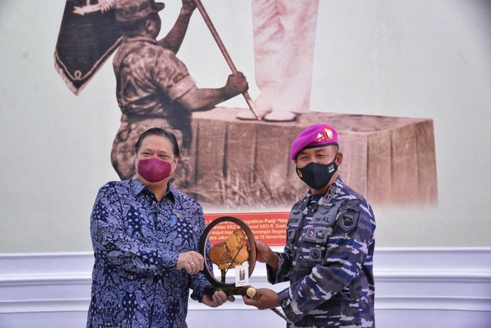 Airlangga Hartarto sambangi Korps Marinir TNI AL di Cilandak, Jakarta Selatan, Jumat (7/5/2021).
