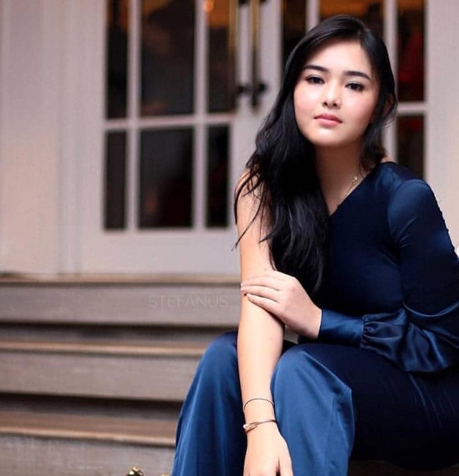 Selalu tampil stylish, Amanda Manopo juga kerap terlihat bergonta-ganti gaya rambut. Sebelum memutuskan untuk memotong pendek rambutnya, Amanda juga pernah memiliki rambut panjang. Foto: Instagram/@hennymanopolugue