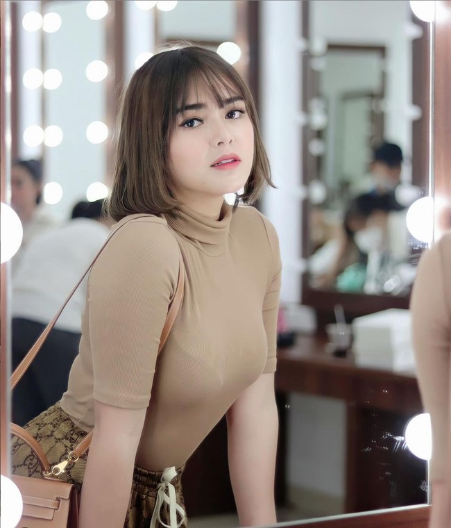 Amanda juga sempat terlihat tampil dengan rambut pendek dan poni depan. Bagaimana menurutmu gayanya yang satu ini? Foto: Instagram/@amandamanopo