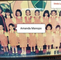 Ini adalah foto saat Amanda Manopo masih duduk di bangku Play Group. Usai diunggah ke Instagram oleh sang ibu, foto masa kecil Amanda Manopo itu langsung banjir pujian netizen. Tak sedikit yang memuji kecantikan Amanda dan menyebutnya terlihat imut. Foto: Instagram/@hennymanopolugue