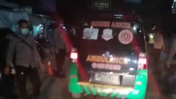 Ambulans bawa pemudik ke Subang dicegat di Tol Cikarang 1.