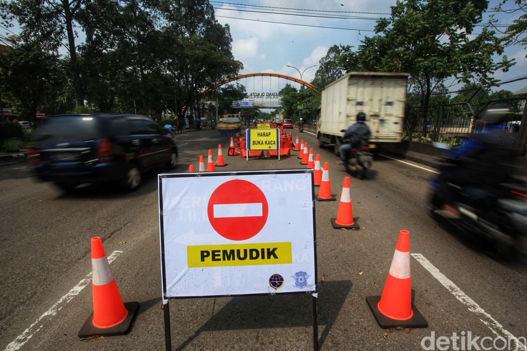 Sejumlah rambu disiapkan di Jl MH Thamrin, Cikokol, Kota Tangerang, Banten, Jumat (7/5/2021). Rambu tersebut untuk menghalau arus pemudik lokal.