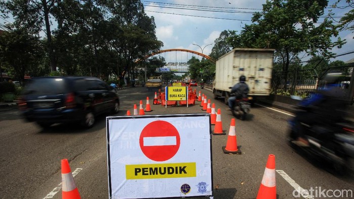 Antisipasi Pemudik Lokal di Kota Tangerang Sejumlah rambu disiapkan di Jl MH Thamrin, Cikokol, Kota Tangerang, Banten, Jumat (7/5/2021). Rambu tersebut untuk menghalau arus pemudik lokal.