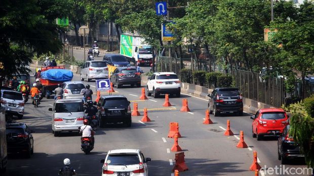 Sejumlah rambu disiapkan di Jl MH Thamrin, Cikokol, Kota Tangerang, Banten, Jumat (7/5/2021). Rambu tersebut untuk menghalau arus pemudik lokal.