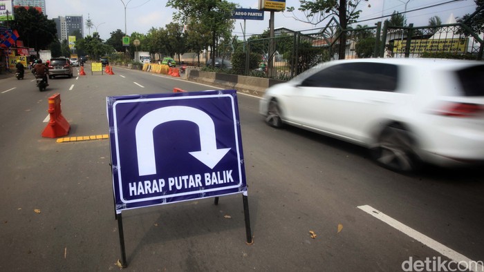 Sejumlah rambu disiapkan di Jl MH Thamrin, Cikokol, Kota Tangerang, Banten, Jumat (7/5/2021). Rambu tersebut untuk menghalau arus pemudik lokal.