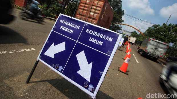 Sejumlah rambu disiapkan di Jl MH Thamrin, Cikokol, Kota Tangerang, Banten, Jumat (7/5/2021). Rambu tersebut untuk menghalau arus pemudik lokal.