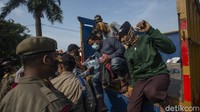 Pantauan Detikcom mulai pukul 13.00 hingga 16.30 WIB terdapat satu truk yang memuat penumpang, meski dengan alasan akan pulang setelah kerja.  