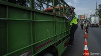 Nampak setiap truk yang melintas langsung diberhentikan dan diperiksa oleh petugas dengan teliti.  