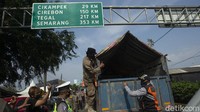 Hal itu diantisipasi petugas dengan mengecek setiap truk yang melintas di jalan Kedungwaringin jalur Pantura, Kabupaten Bekasi.  