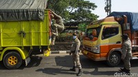 Belakangan truk menjadi alat transportasi warga untuk mengelabui petugas agar tetap dapat mudik.  