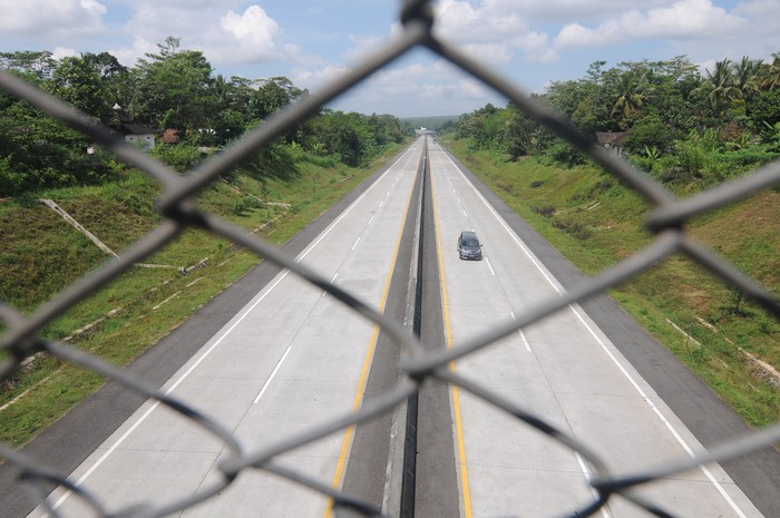 Truk melintasi jalan Tol Salatiga-Solo di Boyolali, Jawa Tengah, Jumat (7/5/2021). Seiring penerapan penyekatan larangan mudik Idul Fitri 1442 H di sejumlah titik ruas tol di Jawa Tengah membuat arus lalu lintas tol dari arah Salatiga-Solo atau sebaliknya terpantau lengang. ANTARA FOTO/Aloysius Jarot Nugroho/rwa.