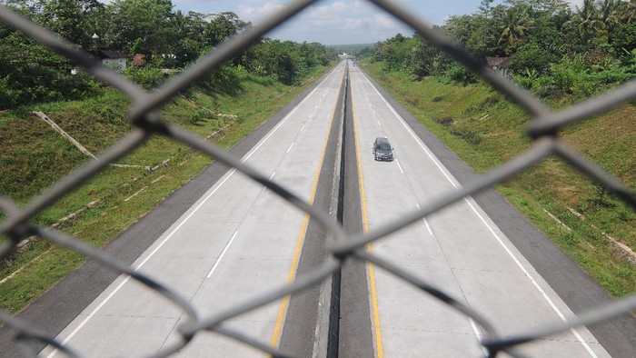 Truk melintasi jalan Tol Salatiga-Solo di Boyolali, Jawa Tengah, Jumat (7/5/2021). Seiring penerapan penyekatan larangan mudik Idul Fitri 1442 H di sejumlah titik ruas tol di Jawa Tengah membuat arus lalu lintas tol dari arah Salatiga-Solo atau sebaliknya terpantau lengang. ANTARA FOTO/Aloysius Jarot Nugroho/rwa.