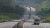 Truk melintasi jalan Tol Salatiga-Solo di Boyolali, Jawa Tengah, Jumat (7/5/2021).