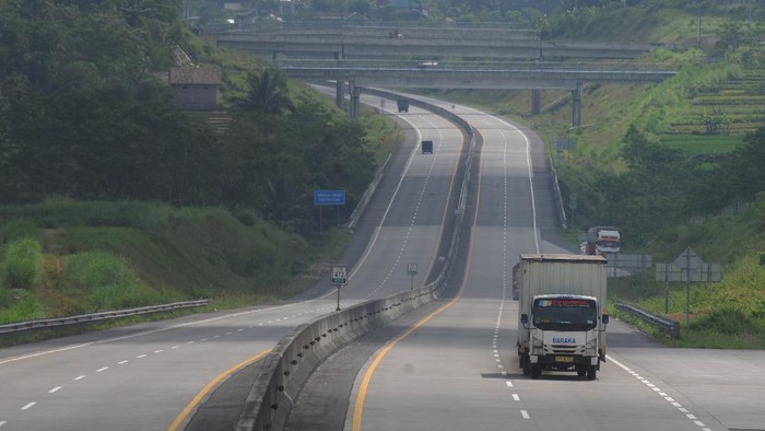 ARUS TOL SALATIGA-SOLO LENGANG Truk melintasi jalan Tol Salatiga-Solo di Boyolali, Jawa Tengah, Jumat (7/5/2021). Seiring penerapan penyekatan larangan mudik Idul Fitri 1442 H di sejumlah titik ruas tol di Jawa Tengah membuat arus lalu lintas tol dari arah Salatiga-Solo atau sebaliknya terpantau lengang. ANTARA FOTO/Aloysius Jarot Nugroho/rwa.