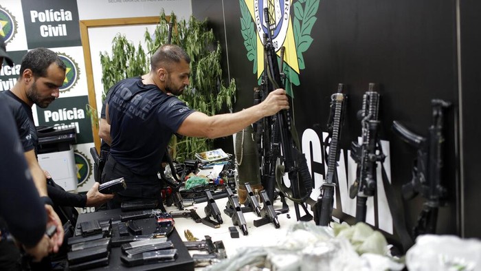 Bak Film Laga, Polisi Baku Tembak dengan Geng Narkoba di Brasil Police get out of an armored vehicle during an operation against alleged drug traffickers in the Jacarezinho favela of Rio de Janeiro, Brazil, Thursday, May 6, 2021. (AP Photo/Silvia Izquierdo)