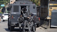 Para pengedar narkoba mencoba melarikan diri saat polisi datang menggunakan kendaraan lapis baja dan helikopter. Baku tembak pun terjadi.  