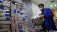 Saat ini, Bank Mandiri mengoperasikan 13.076 mandiri ATM yang terhubung ke lebih dari 40.000 jaringan ATM Link, ATM Bersama, ATM Prima dan Visa/Plus. Dia menambahkan, pihaknya juga memastikan kesiapan tim monitoring dan pengamanan mesin ATM agar selalu siap melayani nasabah, serta layanan customer care untuk melayani seluruh keluhan nasabah dengan responsif, baik yang disampaikan melalui contact center 14000, kantor cabang, surat elektronik maupun akun media sosial resmi perseroan.