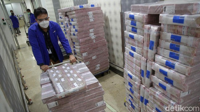 Bank Mandiri Siapkan Uang Tunai Rp 20,8 T Menjelang Lebaran PT Bank Mandiri Tbk (BMRI) siapkan uang tunai Rp 20,8 triliun jelang Lebaran. Persiapan ini diharapkan dapat penuhi kebutuhan uang tunai warga di kala Lebaran.