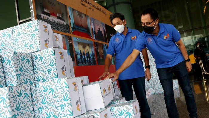 Bank Mega Berbagi Ribuan paket Sembako di Kala Ramadhan Bank Mega membagikan paket sembako kepada warga yang membutuhkan. diketahui sebanyak 20 ribu paket sembako diberikan dengan total biaya sebesar Rp 2,5 miliar.