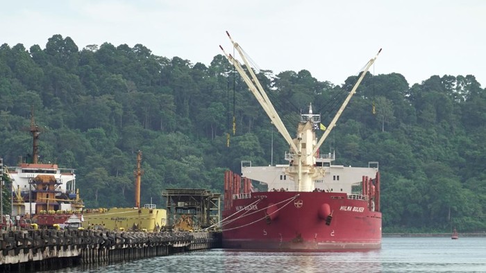 Sebuah kapal asing membawa gula rafinasi dari India, bersandar di Cilacap. Dari 20 ABK, 13 di antaranya dalam kondisi terkonfirmasi terpapar COVID-19.