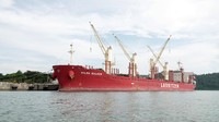 Kapal MV Hilma Bulker yang mengangkut gula rafinasi dari India dengan 13 ABK terdeteksi positif COVID-19, bersandar dan menjalani karantina di Pelabuhan Tanjung Intan Cilacap, Jateng, Jumat (7/5/2021).