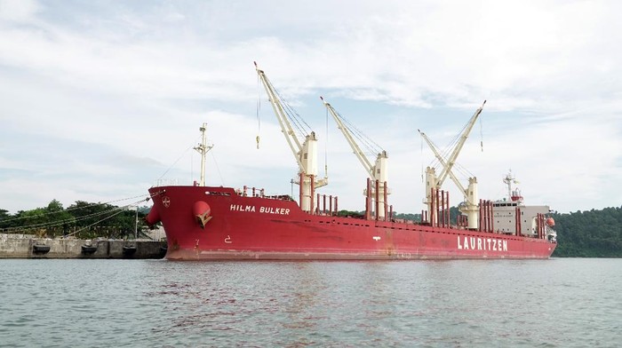 Sebuah kapal asing membawa gula rafinasi dari India, bersandar di Cilacap. Dari 20 ABK, 13 di antaranya dalam kondisi terkonfirmasi terpapar COVID-19.