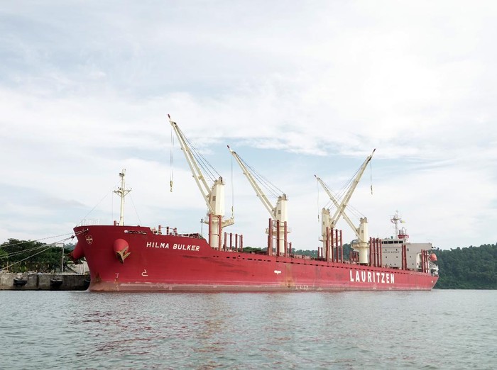 Sebuah kapal asing membawa gula rafinasi dari India, bersandar di Cilacap. Dari 20 ABK, 13 di antaranya dalam kondisi terkonfirmasi terpapar COVID-19.