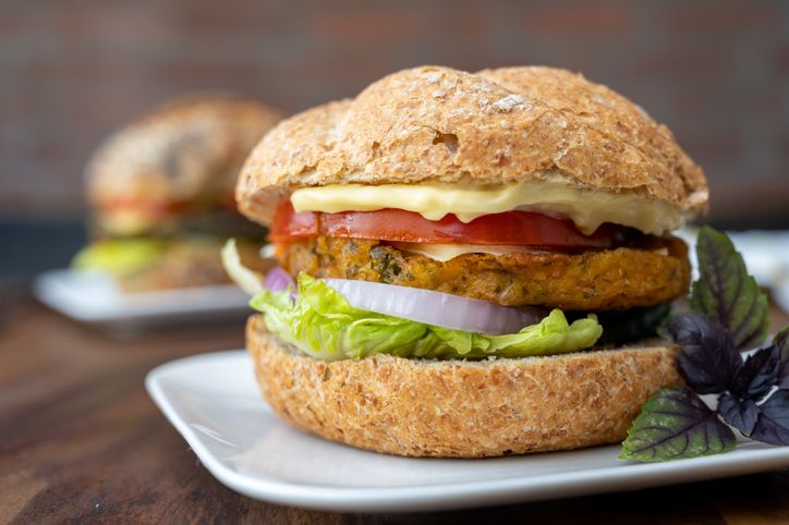 Benarkah Burger Nabati Lebih Sehat Dibanding Burger Daging? Ini Kata Ahli