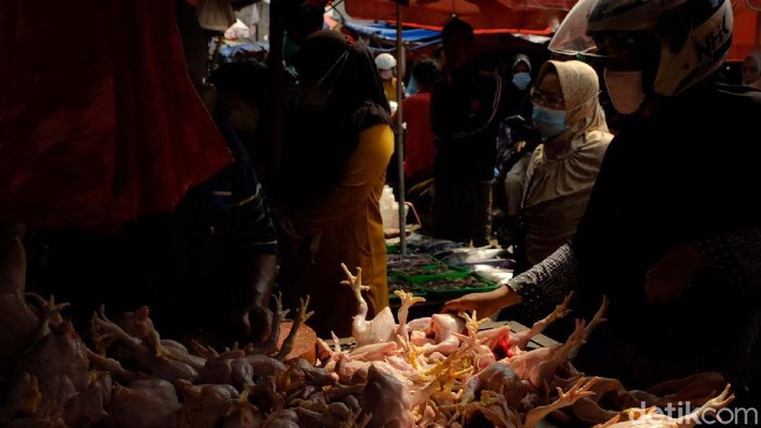 Bun, Harga Daging Ayam Juga Naik Nih Jelang Lebaran Selain daging sapi, harga daging ayam juga mengalami kenaikan sebelum Idul Fitri. Harga per kilogram kini bisa menyentuh Rp 40 ribu.