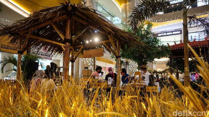 Cari Hampers Unik buat Lebaran? Ada di Trans Studio Mall Cibubur Kemenparekraf menggelar kegiatan pameran hampers (bingkisan lebaran) UMKM kreatif. Acara ini akan berlangsung di Trans Studio Mall Cibubur.