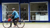 Warga dengan sepedanya, melintas di depan perpustakaan Ruang Baca Jakarta, di Terowongan Kendal, Jakarta Pusat, Jumat (08/05/2021).