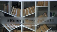Ratusan buku disediakan di Ruang Baca Jakarta. 