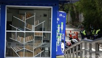 Sebelum pandemi COVID-19, perpustakaan mini ini buka setiap hari Senin hingga Jumat sejak pukul 09.00 hingga 18.00 WIB. 