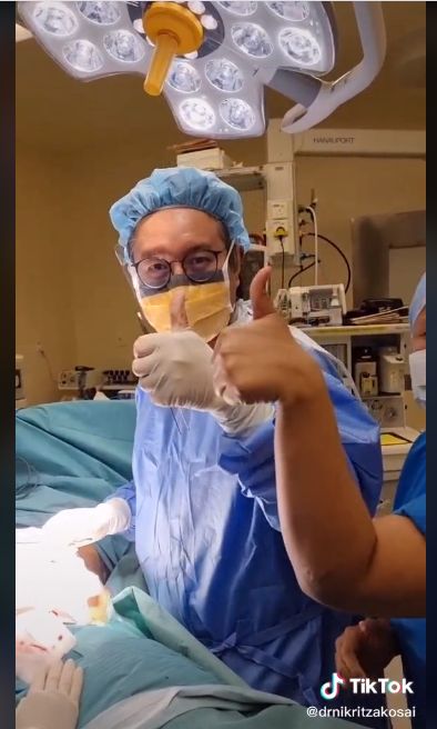 Bikin Haru! Ini Momen Dokter Bedah Buka Puasa saat Sedang Operasi Pasien