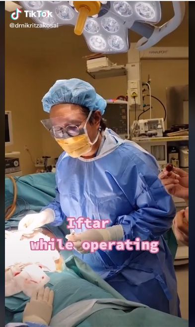 Bikin Haru! Ini Momen Dokter Bedah Buka Puasa saat Sedang Operasi Pasien