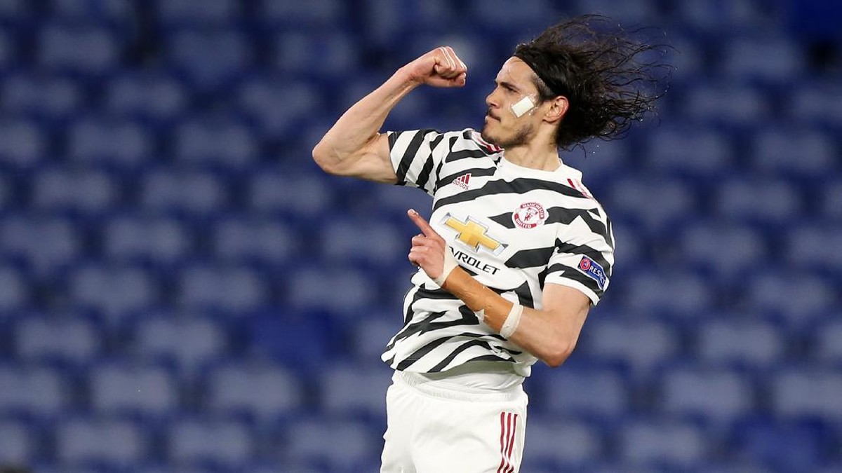 Penyerang Manchester United, Edinson Cavani, menyambut penggemar di final Liga Europa 2021. (Foto: Getty Images/Paolo Bruno)