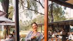 Pose Cantik Enzy Storia Saat Menikmati Floating Breakfast