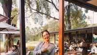 Berkunjung ke kafe cantik, begini posenya saat menikmati es yang segar. Foto: Instagram @enzystoria
