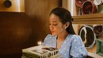 Pose Cantik Enzy Storia Saat Menikmati Floating Breakfast