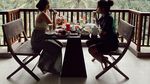 Pose Cantik Enzy Storia Saat Menikmati Floating Breakfast