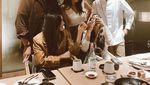 Pose Cantik Enzy Storia Saat Menikmati Floating Breakfast