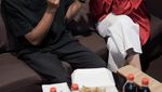 Pose Cantik Enzy Storia Saat Menikmati Floating Breakfast