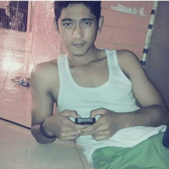 Kalau lagi santai, Arya Saloka cuek-cuek saja berpose dengan kaus kutang. Sebelum mencoba peruntungan di dunia akting, Arya Saloka sempat menempuh pendidikan S1 di Universitas Negeri Malang. (Foto: Instagram/arya_salokafc)