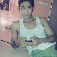 Kalau lagi santai, Arya Saloka cuek-cuek saja berpose dengan kaus kutang. Sebelum mencoba peruntungan di dunia akting, Arya Saloka sempat menempuh pendidikan S1 di Universitas Negeri Malang. (Foto: Instagram/arya_salokafc)