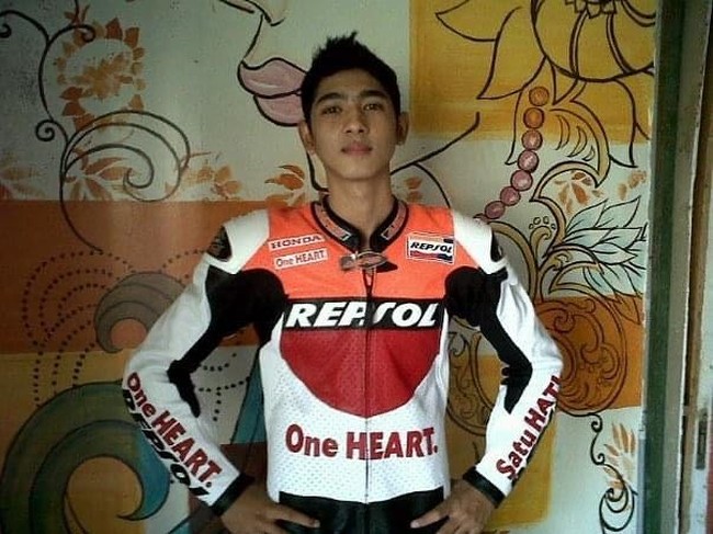 Memakai jaket biker, tampang Arya Saloka kelihatan lebih dewasa ya? (Foto: Instagram/arya_salokafc)