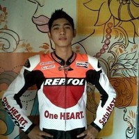 Memakai jaket biker, tampang Arya Saloka kelihatan lebih dewasa ya? (Foto: Instagram/arya_salokafc)