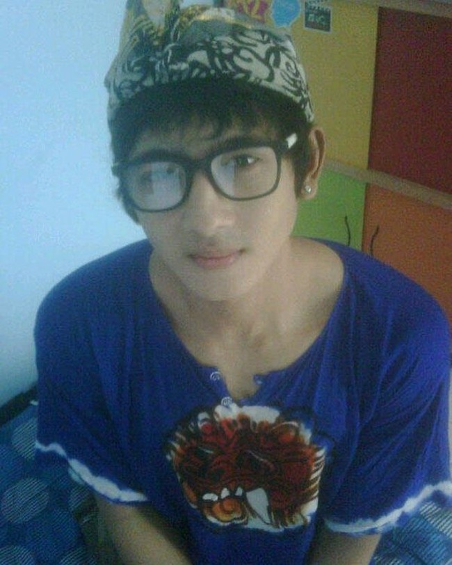 Seperti ini tampang Arya Saloka semasa remaja. Dulu rambutnya masih berponi dan ia memakai kacamata. (Foto: Instagram/arya_salokafc)