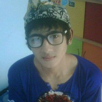 Seperti ini tampang Arya Saloka semasa remaja. Dulu rambutnya masih berponi dan ia memakai kacamata. (Foto: Instagram/arya_salokafc)